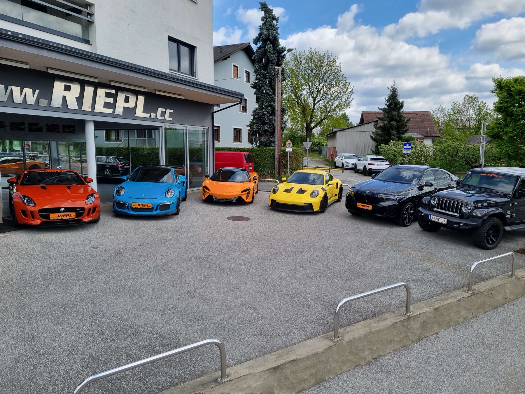 Außenansicht des Autohaus Werner Riepl in Graz