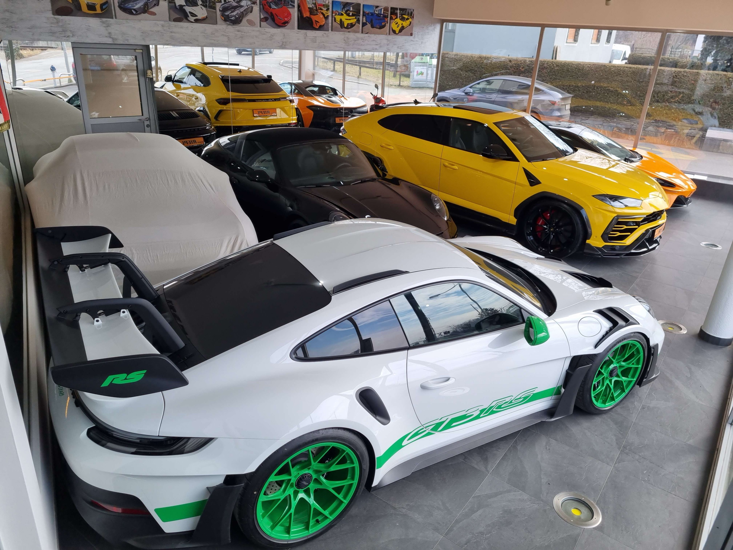 Premiumfahrzeuge im Showroom des Autohaus Werner Riepl in Graz – u. a. Porsche 911 GT3 RS