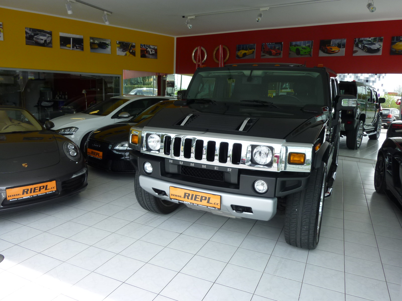 Einblick in den Schauraum des Autohaus Werner Riepl